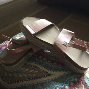 NWT XMWEALTHY women’s sandals